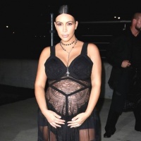 Бременната Ким е полугола в Givenchy
